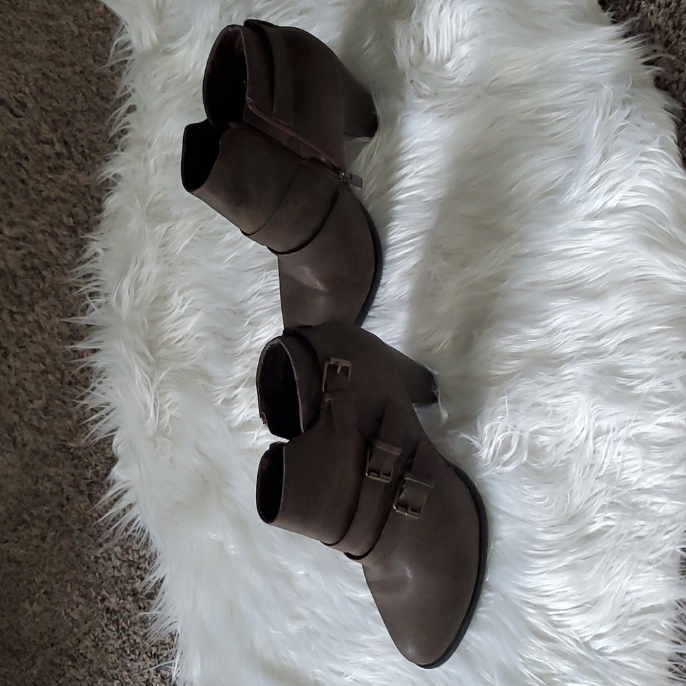 Super cute healed ankle boots and worn only one time!
